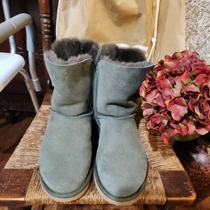 WOMENS UGG BOOTS GREEN SIZE 9
